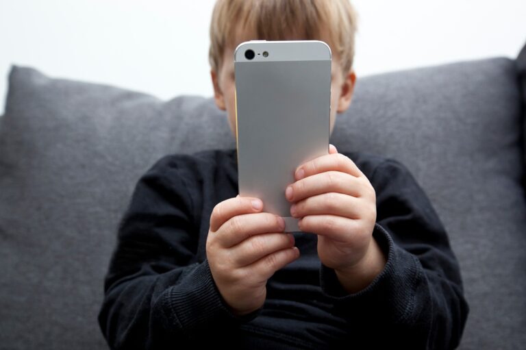 Jak Care4Kids realnie pomaga rodzicom w walce z uzależnieniem behawioralnym od smartfona?